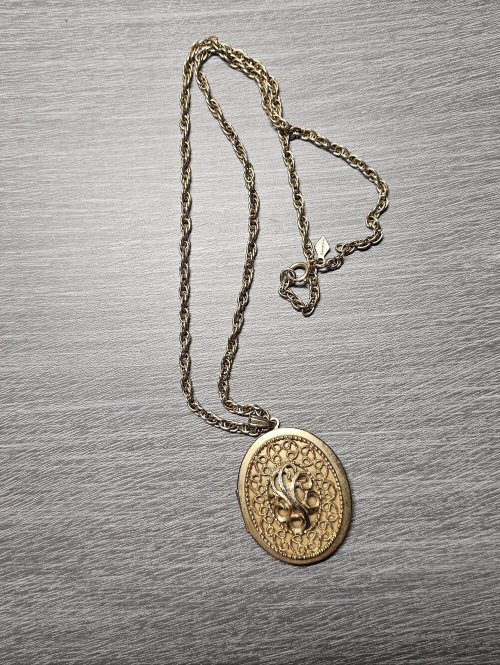 Vintage 1972 Sarah Coventry Gold Tone Ornate Locket Necklace